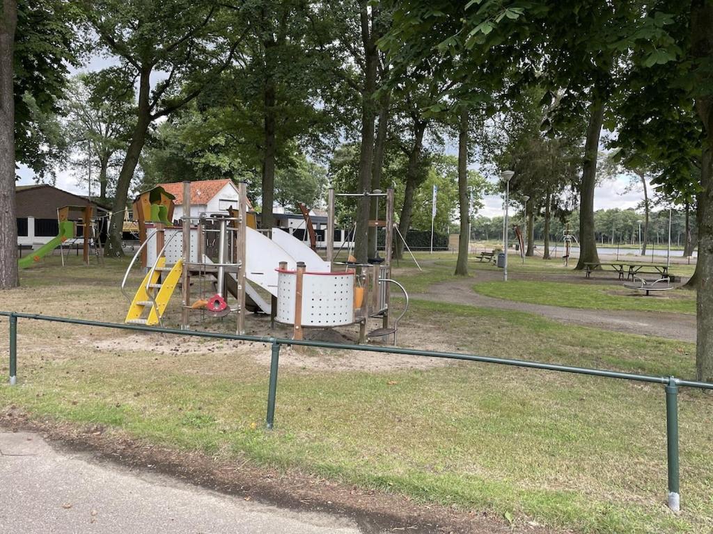 Freistehendes Ferienhaus Am See Naehe Roermond Heel Ngoại thất bức ảnh