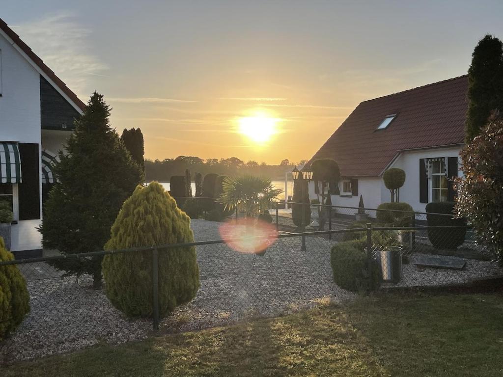 Freistehendes Ferienhaus Am See Naehe Roermond Heel Ngoại thất bức ảnh
