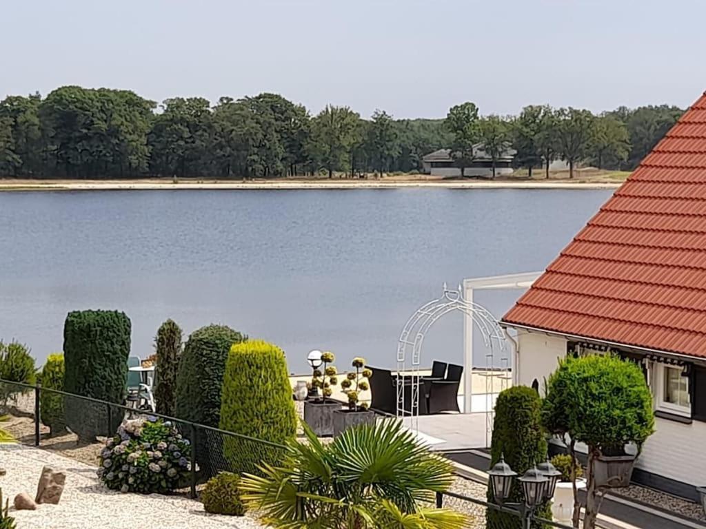 Freistehendes Ferienhaus Am See Naehe Roermond Heel Ngoại thất bức ảnh